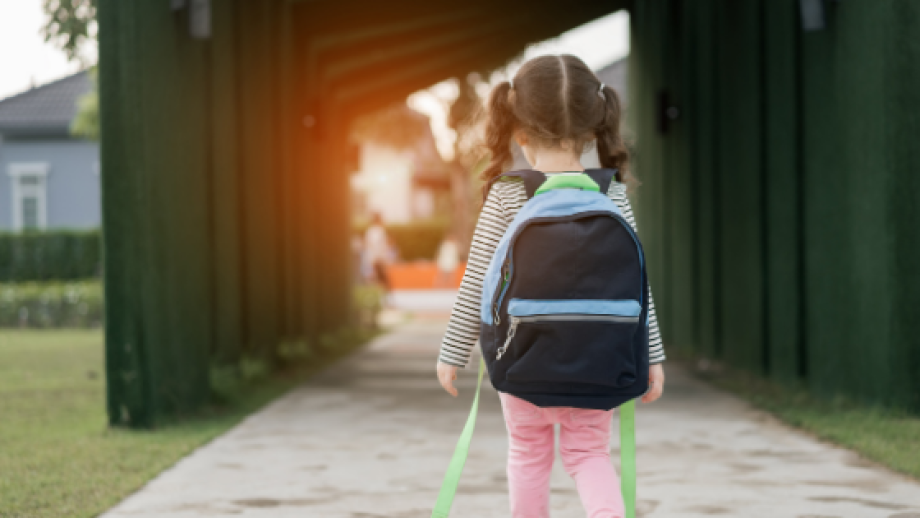 Kind rastet nach dem Kindergarten aus